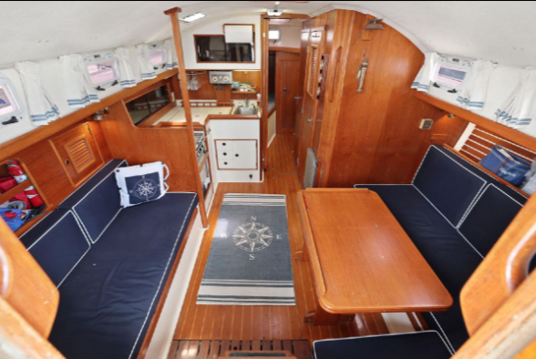 1987 Nonsuch 30 ULTRA White Bear Interior Diing